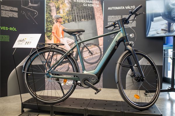 A városi közlekedés új hajtóereje – Egyedülálló elektromos kerékpárral erősít a Decathlon